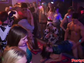 Zenci tecavuz pornosu zenci kariyi götten fena sikiyor kampı resmi